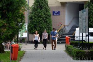 Incident în campusul Universităţii: un student agitat l-a izbit pe fostul prorector Teodor Jurcuţ