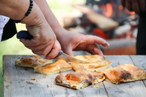 Hencleş, plăcinte şi bucate de pe Valea Hârtibaciului în weekend în Dumbrava Sibiului