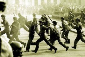 GREVA FOAMEI în faţa sediului PSD. VICTIMELE MINERIADEI au venit să PROTESTEZE