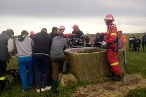 Copil căutat de autorităţi – Pompierii au secat o fântână