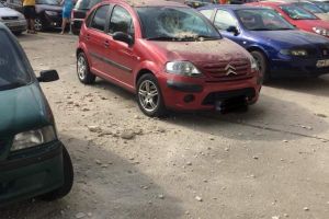 FOTO. Maşină avariată în municipiul Satu Mare. A căzut tencuiala de pe un bloc