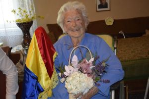 FOTO – Sibiancă de 100 de ani felicitată de autorităţi. Este fiica fondatorului fabricii Scandia