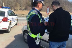 Ce o fi in capul lor? Tanar fara permis, prins la volan, in Campina