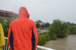 COD ROŞU. Inundaţii la Slatina-Timiş, alertă şi în zona Caransebeş! [VIDEO]