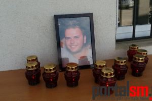 FOTO. Omagiu adus tânărului Ganea Attila, decedat la 27 de ani. Colegii au aprins lumânări