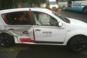 Șase POMPIERI arădeni aflaţi la o TERASĂ din Timişoara au INTERVENIT la un ACCIDENT produs chiar în faţa lor (FOTO)