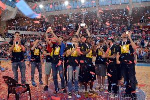 The Lion Kings: Campionii României la baschet au prezentat trofeul în faţa fanilor orădeni, fiind primiţi cu aplauze şi confetti (FOTO/VIDEO)