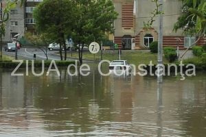 Dezastru! Inundatiile au facut prapad in zeci de gospodarii. Opt localitati, fara curent electric