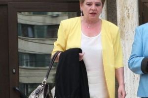 Corb la corb nu scoate ochii! Judecatorii au scapat-o de datorii pe o fosta colega condamnata pentru coruptie