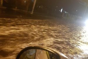 FURTUNĂ la Râmnicu Vâlcea: Acoperişul unei benzinării, doborât peste maşini/ Conductă de gaze este avariată