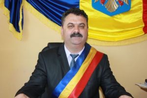 Primarul din Mihăeşti, Constantin Bărzăgeanu, a dat startul asfaltării celor 3,4 km de străzi