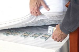 Vasluienii şi băncile: Banii stau bine şi acasă!