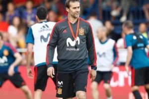 Spaniolii şi-au concediat selecţionerul pentru că a semnat cu Real