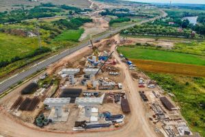 FOTO/ VIDEO: Pe Autostrada Sebeş – Turda, Lotul 1, mobilizare în creştere a constructorului, la mijlocul lunii iunie