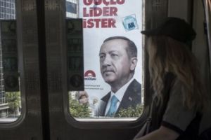 Lui Erdogan îi fuge covorul zburător de sub picioare