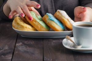 Mâncăm gogoşi preparate cu păr din China