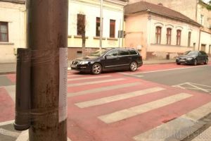 Steagul sus! Au dispărut steguleţele ce-i ajutau pe elevii de la 