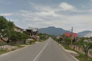 Trotuare pe marginea DN 17, pe Valea Bârgăului, ”o problemă delicată”. Cum s-ar putea rezolva