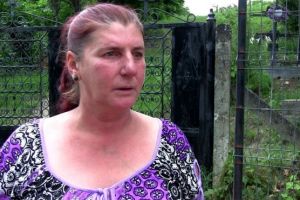 O fetiţă din Vaslui era legată cu lanţul de copac, arsă cu fierul de călcat şi obligată să asiste la desfrâul mamei sale