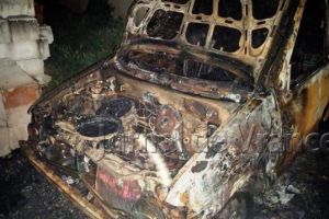 FOTO: Autoturism incendiat  la Vârteşcoiu