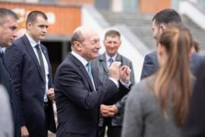 Băsescu îl laudă pe Boc pe Facebook. Compară Clujul cu Bucureştiul