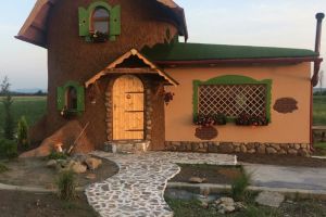 S-a DESCHIS „Căsuţa din poveşti”! Ce poţi cumpăra de acolo (FOTO)