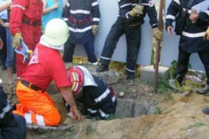 Un barbat din Cornu, scos de pompieri dintr-o fosa septica. Ce patise