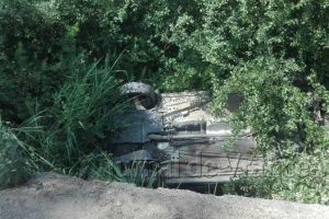 FOTO: Un şofer băut s-a răsturnat cu maşina într-un şanţ plin cu apă