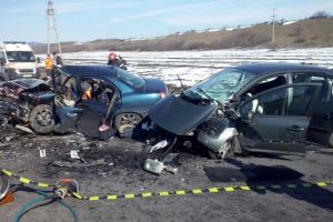 Accident pe DN1, la Baicoi. Doua masini s-au ciocnit violent