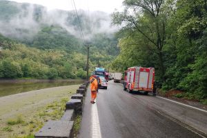 UPDATE Microbuz cu 14 pasageri implicat într-un accident pe Valea Oltului