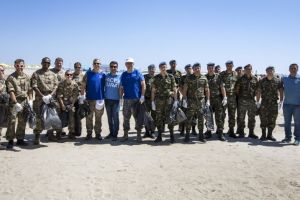 Fortele Aeriene Regale din Romania participa alaturi de localnici si militari la activitatea de curatenie a unei plaje. Activitatea este condusa de japonezi (galerie foto)