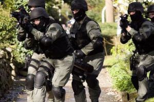 Alertă în SUA! ATAC ARMAT lângă AEROPORT. PLOAIE DE GLOANȚE asupra maşinilor. Agresorul este încă LIBER!