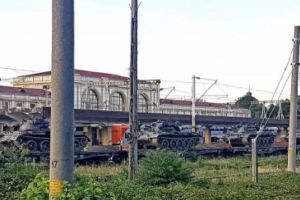 Tancuri T-55 şi vehicule militare în Gara de Sud din Ploieşti