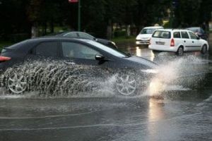 Recomandările poliţiştilor pentru şoferii ce se deplasează pe timp de ploaie