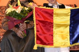 FOTO. Două doamne din Daia Română şi Alba Iulia, care au împlinit 100 de ani, au primit un tricolor şi o insignă cu inscripţia „România 100”