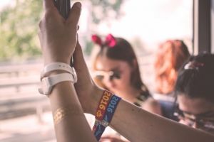 A scris numărul de telefon pe mâna copilului - Toate mămicile vor încerca asta imediat