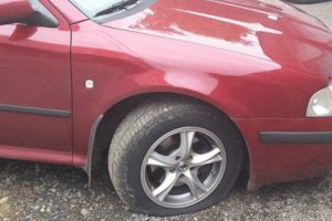 Un bărbat din Bilbor are dosar penal pentru că a înţepat roţile autoturimului unui consătean