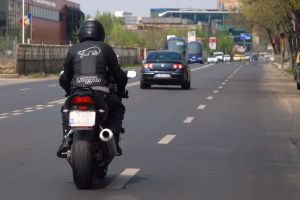 Motociclist din Odorheiu Secuiesc, cu poliţia pe urmele lui