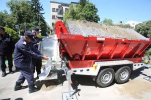 CJ Timis cumpara doua utilaje pentru incarcarea sacilor cu nisip necesari in interventiile la inundatii