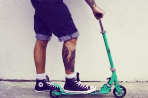 Un orădean s-a furişat noaptea într-o scară de bloc să şterpelească o bicicletă şi o trotinetă