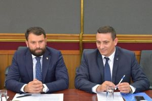 Moldovenii fac spectacol în Piaţa Sfatului: târg cu produse agro-alimentare şi industriale