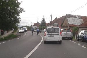 Şofer fugar căutat de Poliţia Aleşd: Un ungur a intrat cu maşina într-o casă şi s-a făcut nevăzut