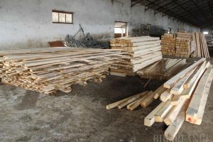 Patronul unui depozit de cherestea, prins cu vânzări fără acte: poliţiştii şi comisarii Gărzii Forestiere l-au „uşurat” de 40.000 lei