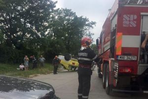 Taxi răsturnat pe strada Aeroportului