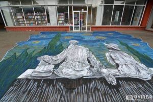 FOTO,VIDEO: Un desen pe asfalt imens, atrage atenţia şi impresionează trecătorii, în Alba Iulia