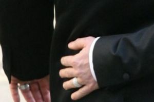 SCANDAL în POLITICĂ. Un fost MINISTRU, legături INTIME cu alt BĂRBAT. Partenerul lucrează în TELEVIZIUNE