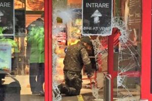 Arest prelungit pentru opt constănţeni, specializaţi în furturi de terminale Pay Point. Au, la activ, 125 de furturi şi tâlhării 