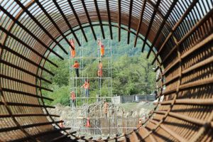 De ce iau concedii dese muncitorii de pe lotul 4