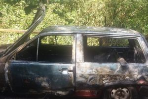 Bărbat rănit în timp ce încerca să stingă incendiul care i-a cuprins maşină