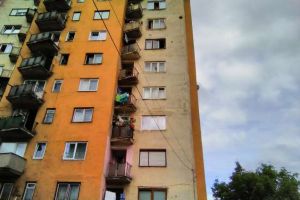 Un tânăr de 22 de ani s-a aruncat de la etajul 10, de frica flăcărilor